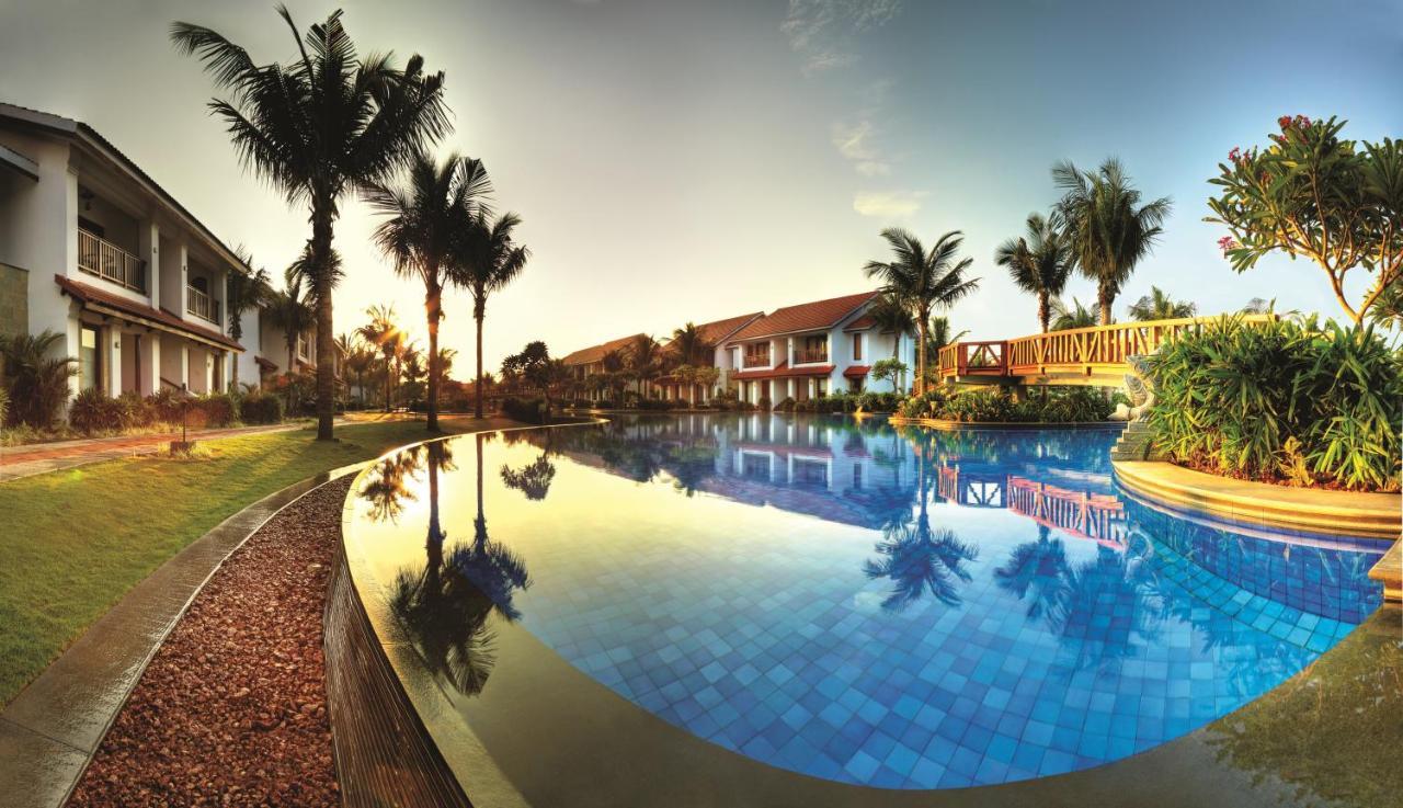 Radisson Blu Resort Temple Bay Mamallapuram מראה חיצוני תמונה The pool at the resort