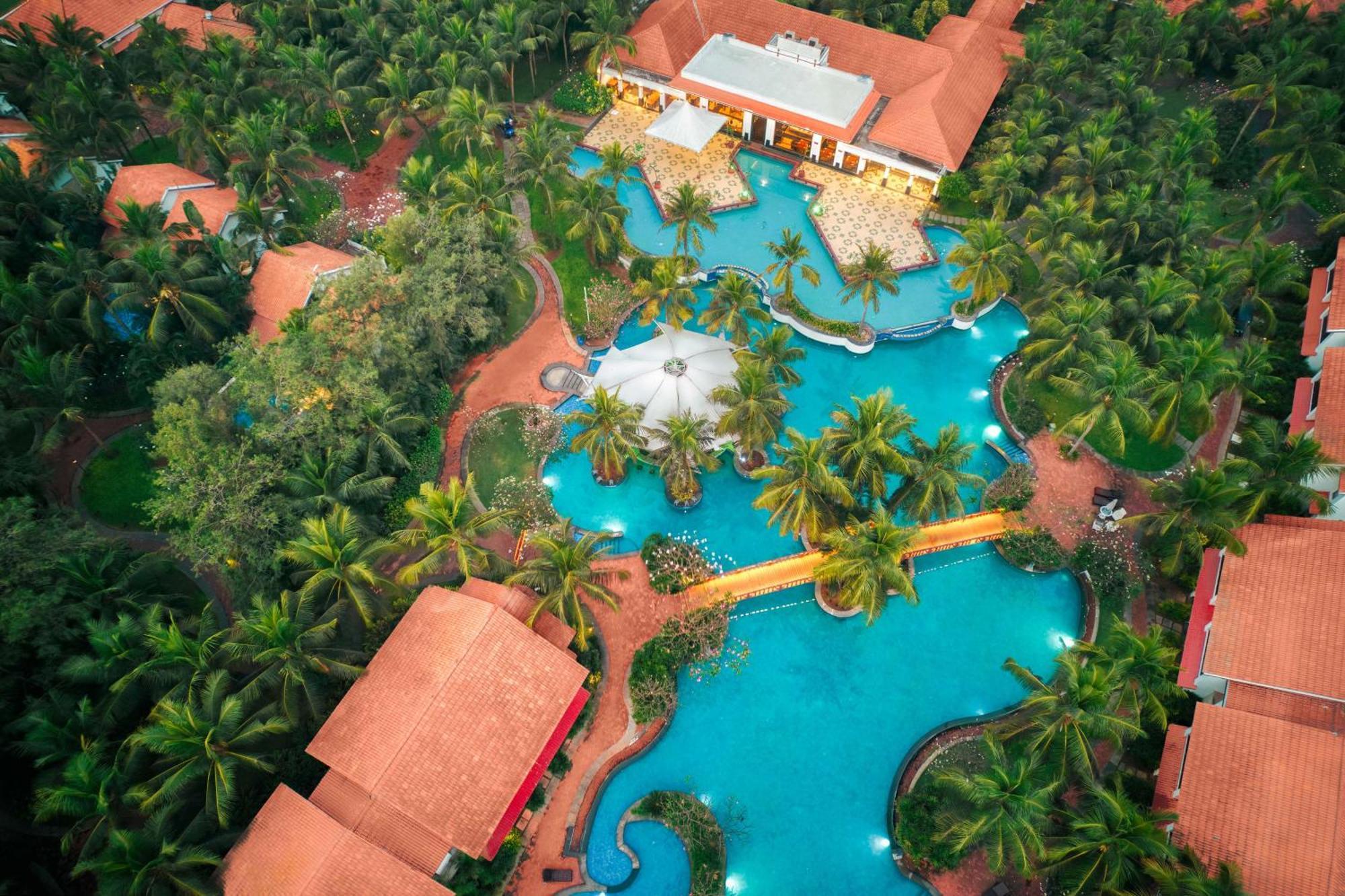 Radisson Blu Resort Temple Bay Mamallapuram מראה חיצוני תמונה Aerial view of the pool at the Hard Rock Hotel